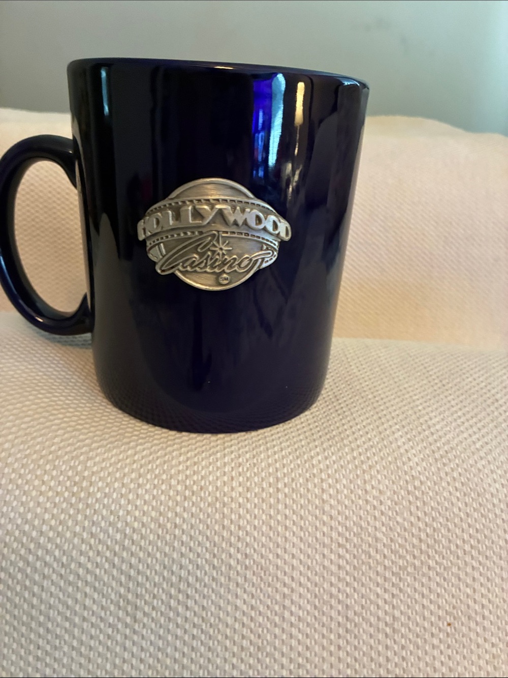 Hollywood Casino Navy Ceramic Coffee Mug-extra large. 3D cast-metal/pewter tag